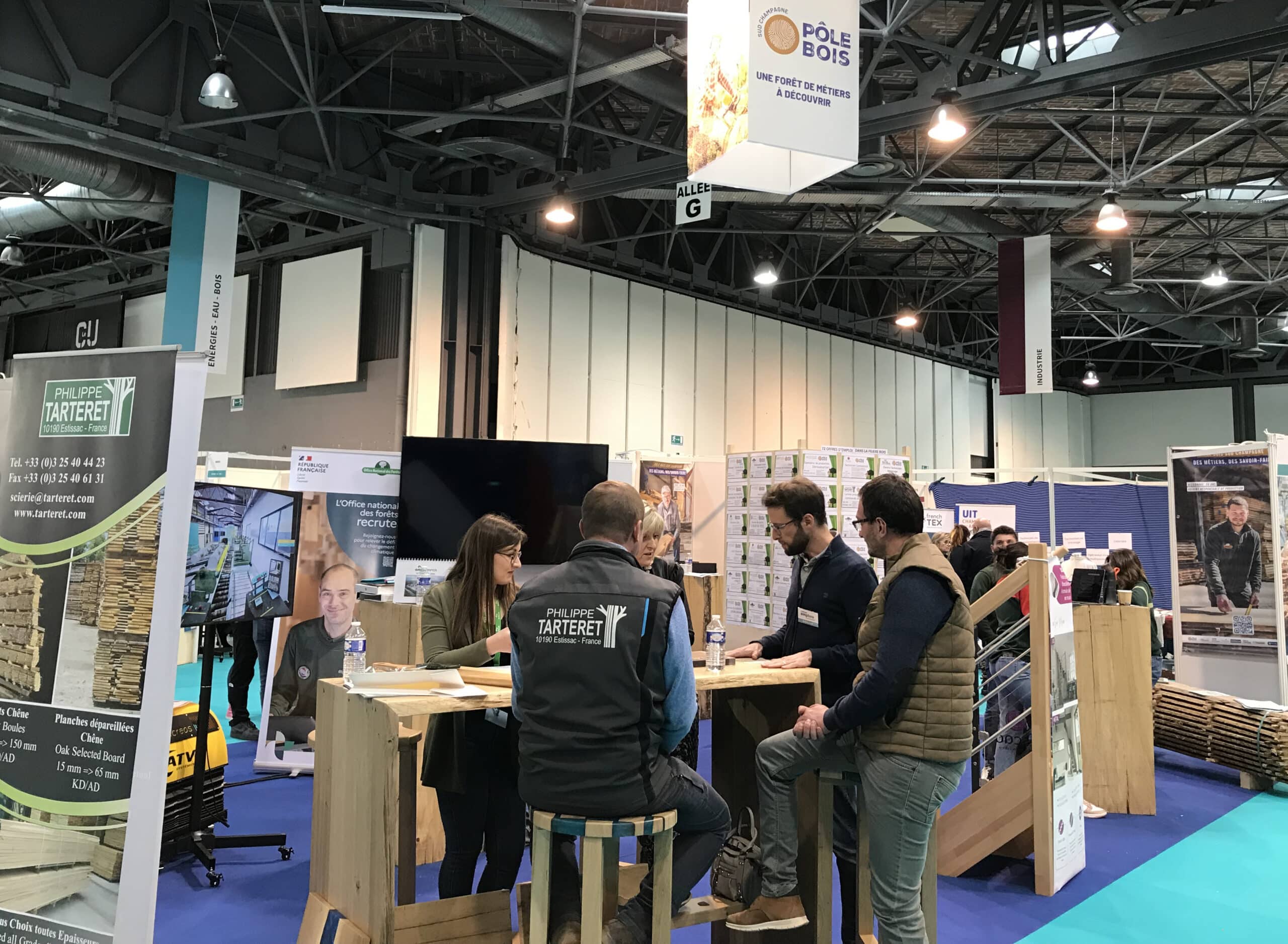 Stand d'exposition avec discussions de groupe.