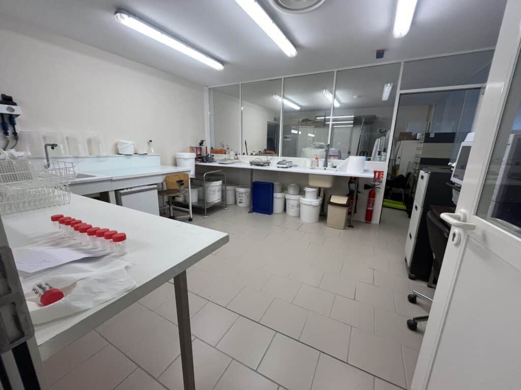 Bâtiment avec laboratoires et salle blanche à louer ou à vendre  – Nogent (52)