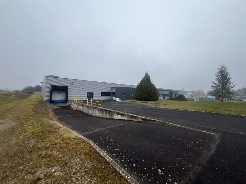 Bâtiment 5000m² à louer – Fontaines les grès