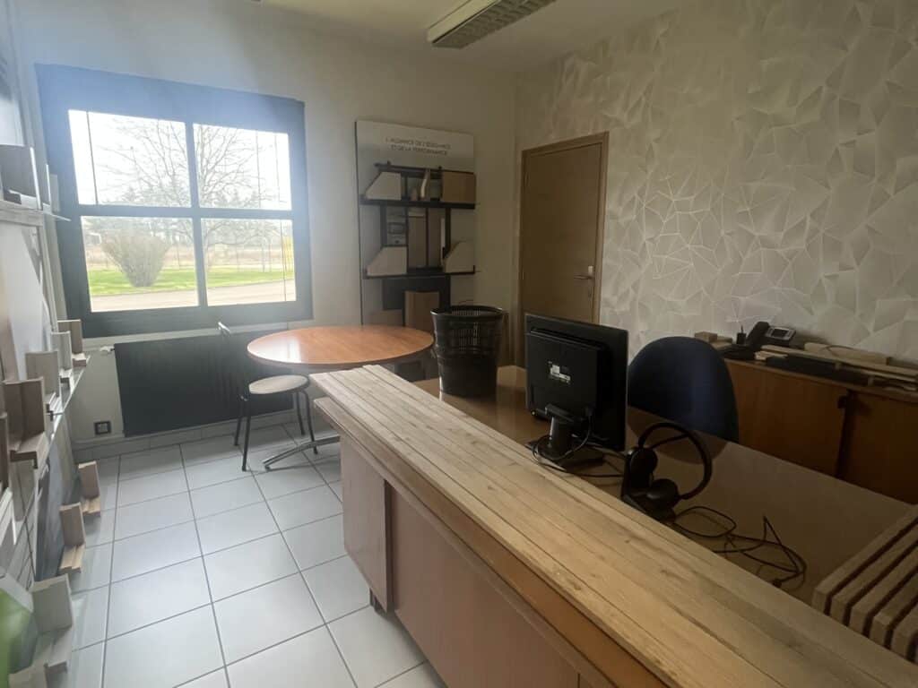 Bâtiment à vendre 6000m² – Piney