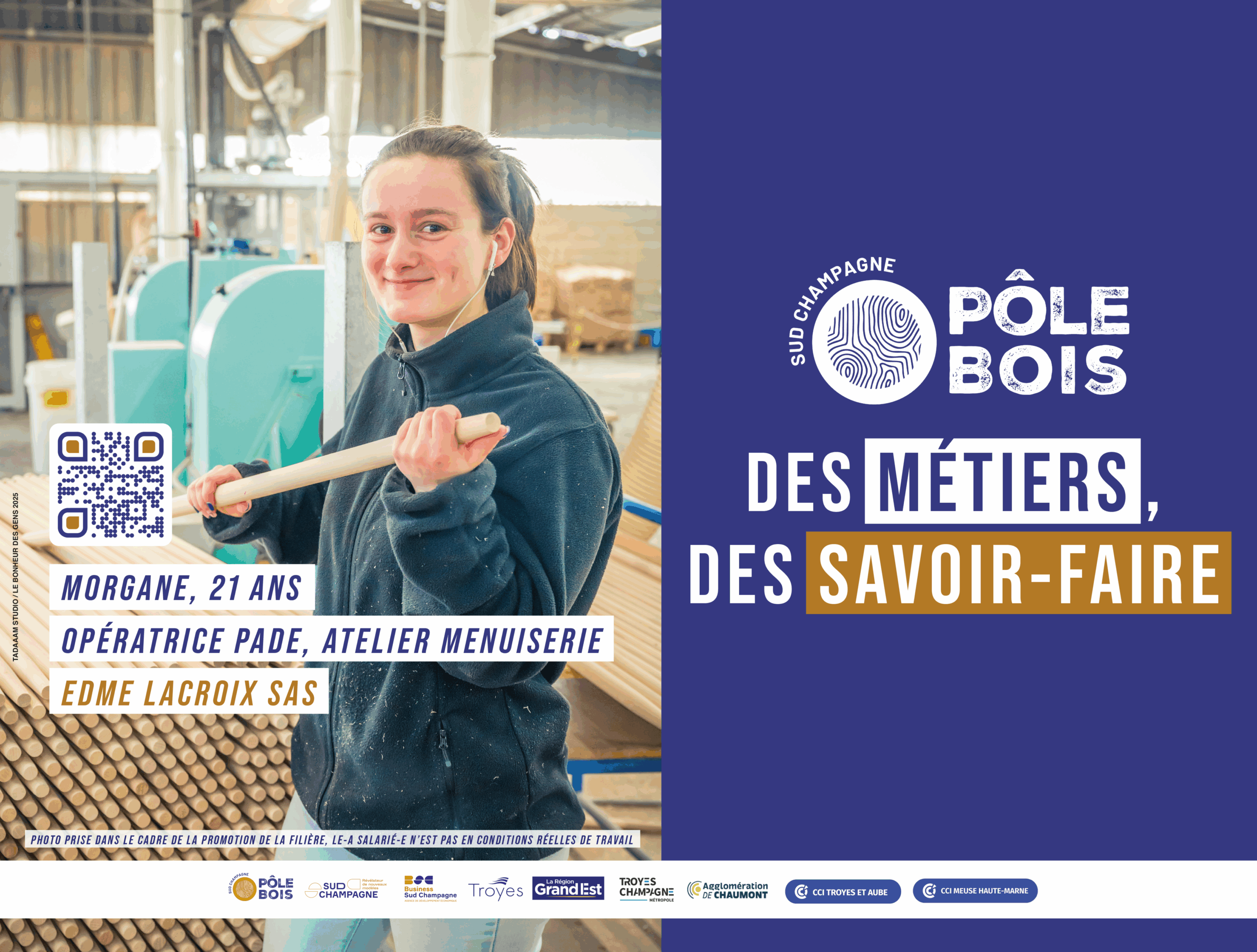 Jeune femme dans un atelier de menuiserie souriant.