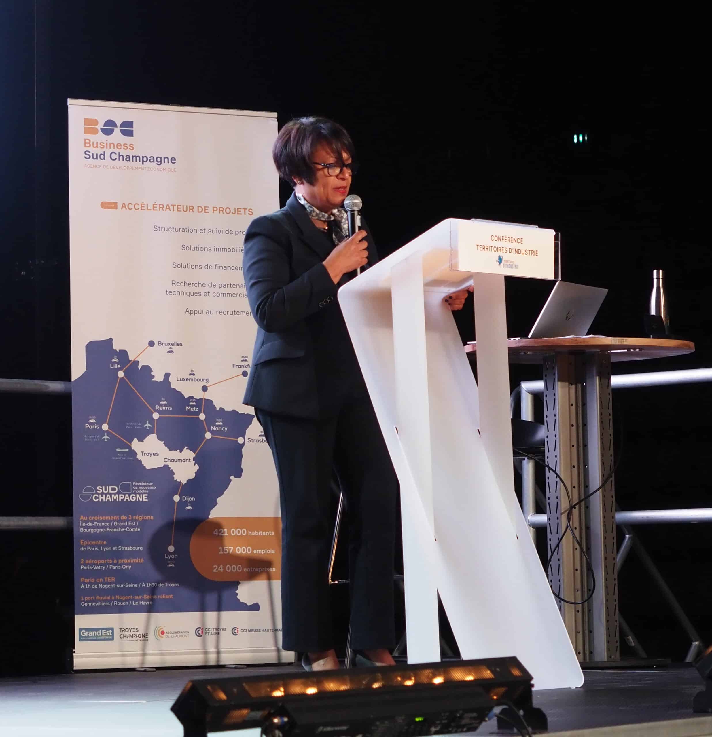 Femme présentant à une conférence sur l'industrie.