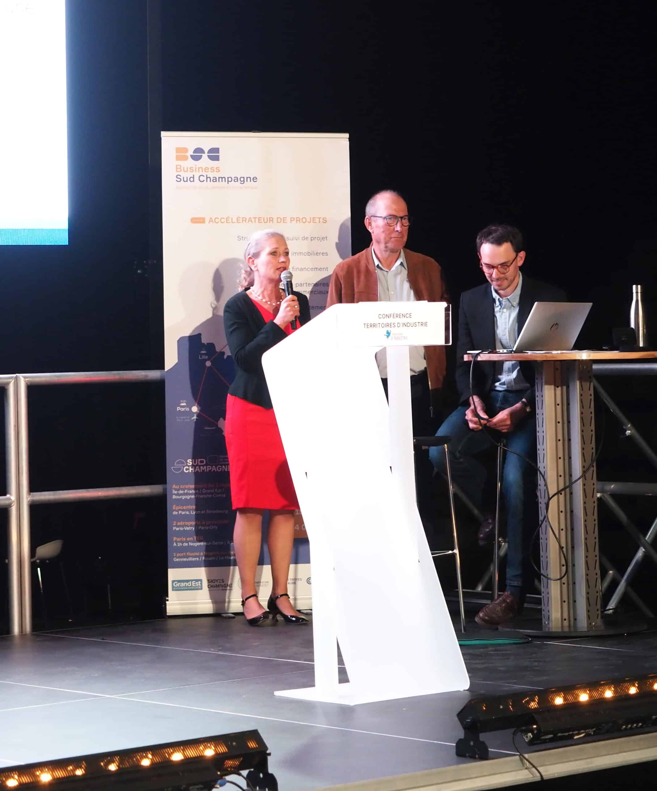 Présentation à une conférence d'affaires sur scène.