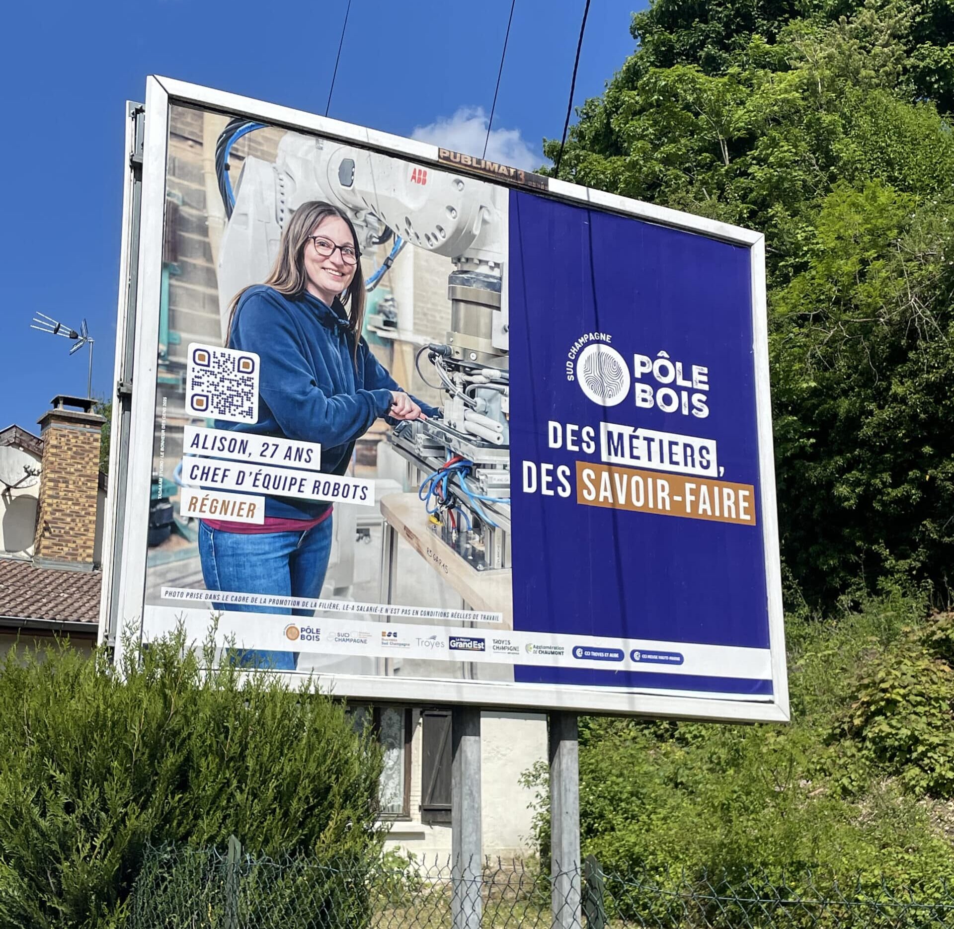Panneau publicitaire promotionnant des métiers techniques.