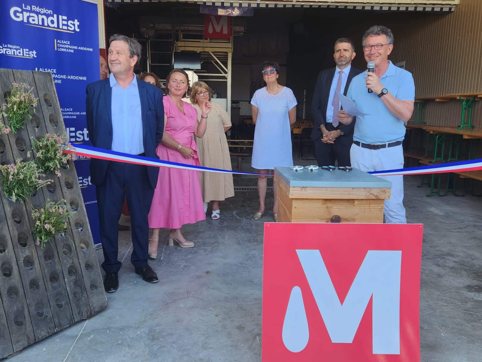 Inauguration avec ruban bleu-blanc-rouge et discours.