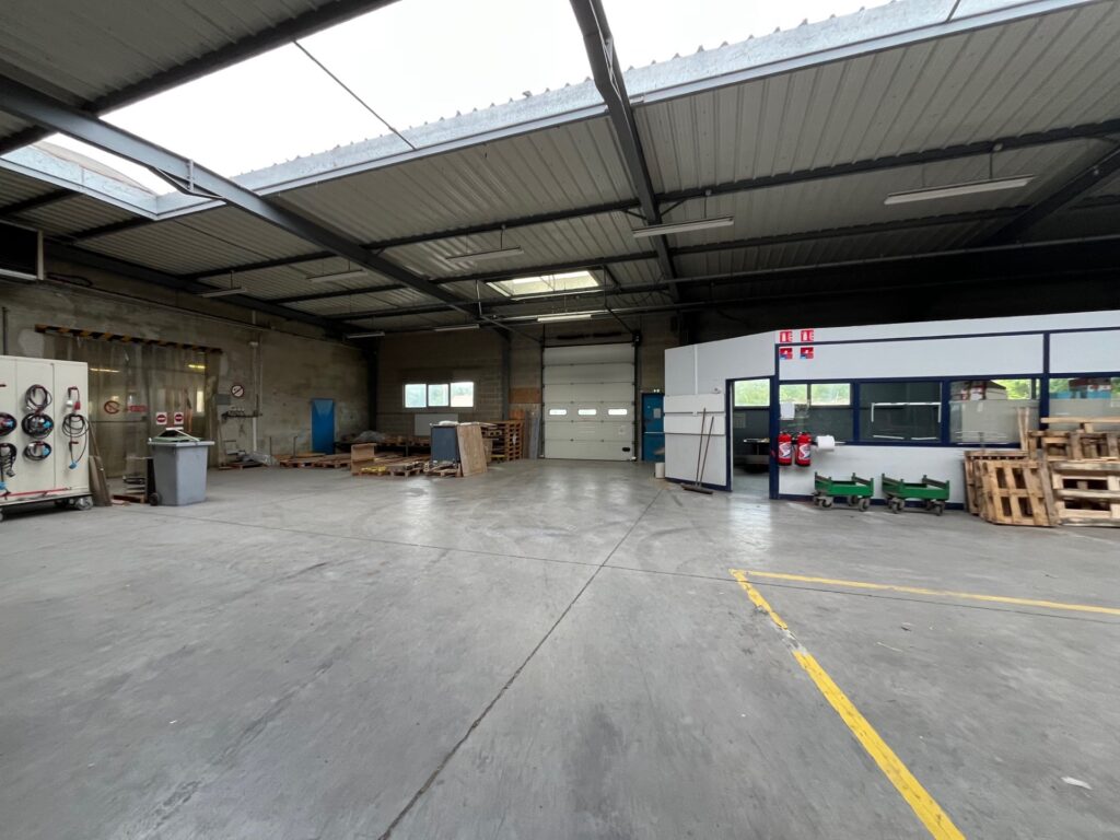 Bâtiment industriel de 2300m² à louer