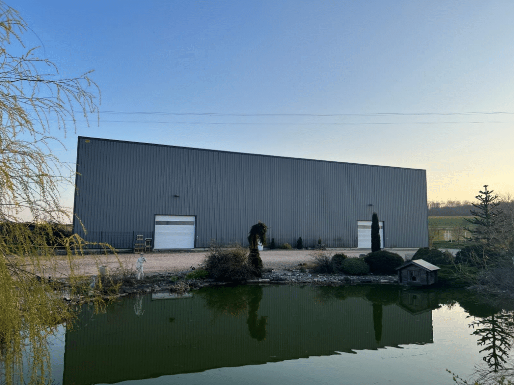 Local d&rsquo;activité à vendre ou à louer d&rsquo;environ – Chaumont