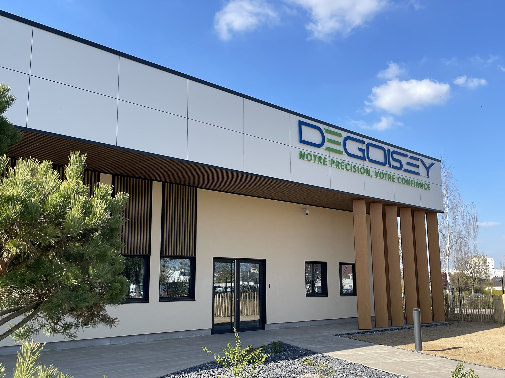 Bâtiment avec logo et slogan sur la façade.