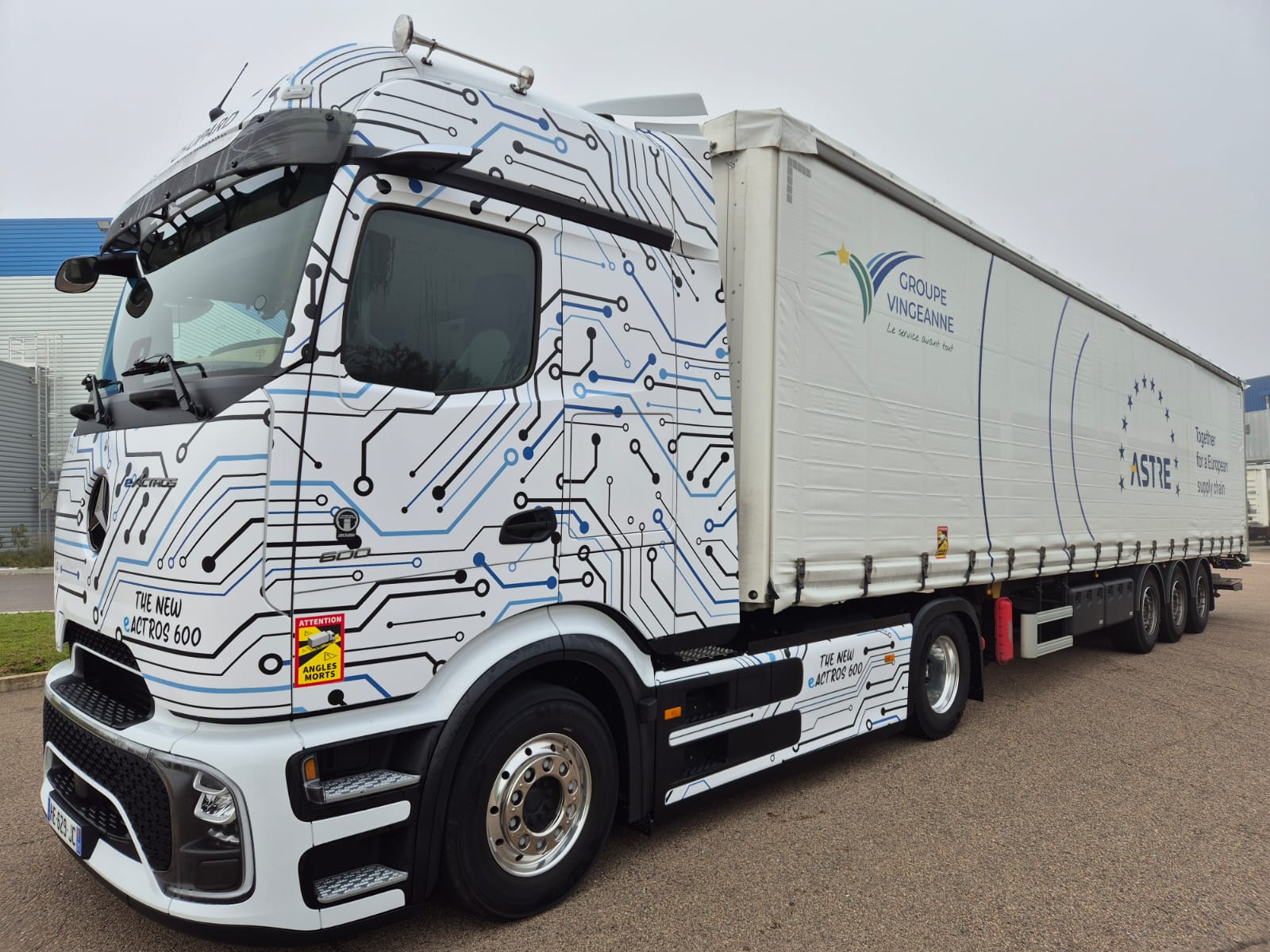 Camion électrique avec motif de circuits imprimés.
