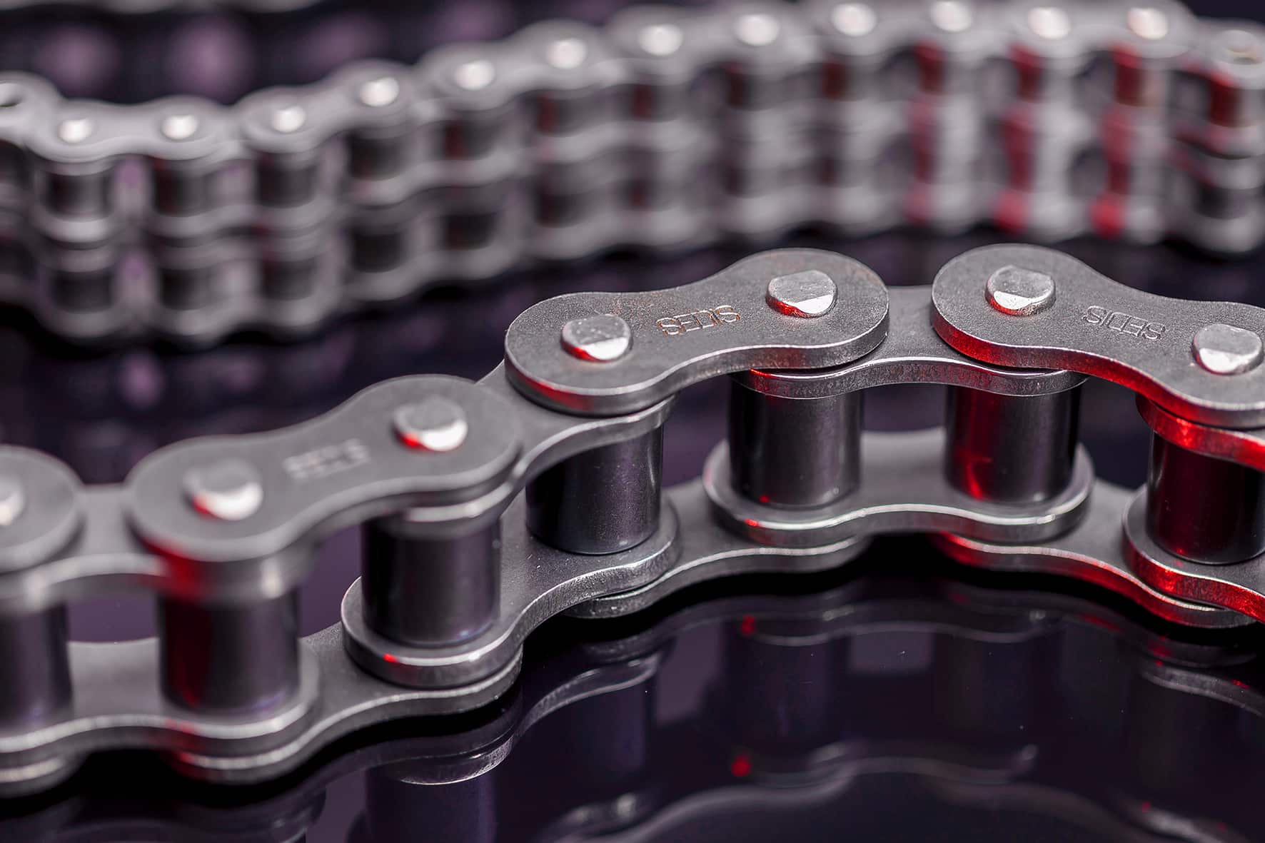 Gros plan d'une chaîne en métal argenté.