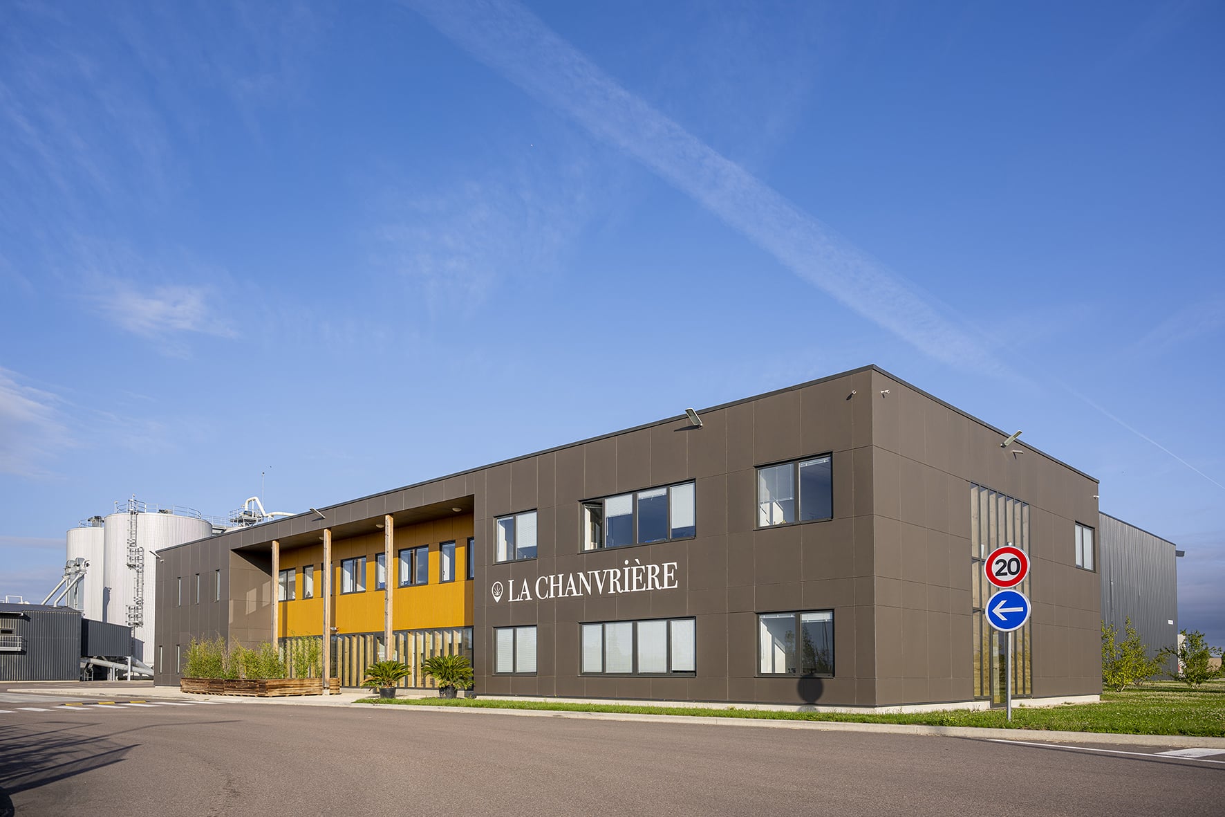 Bâtiment moderne industriel sous ciel bleu.