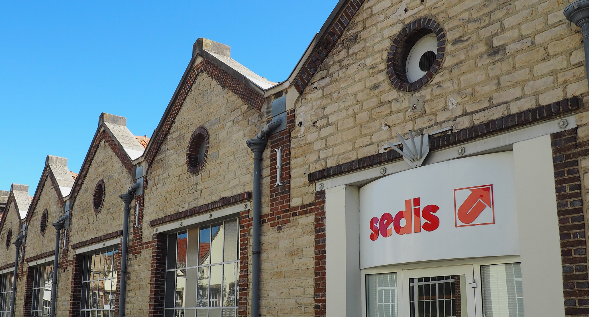 Bâtiment en briques avec logo Sedis.