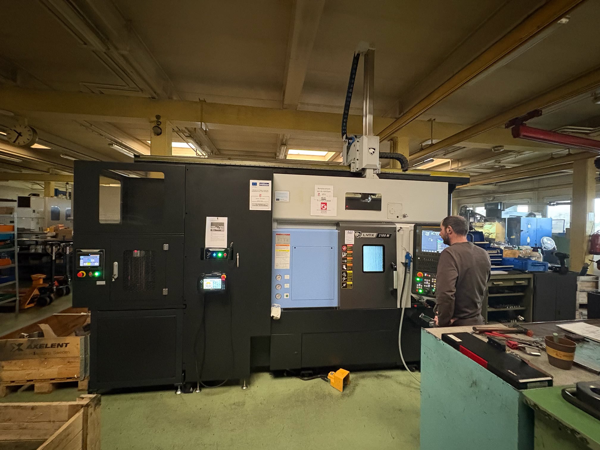 Employé utilisant une machine-outil industrielle dans l'atelier.