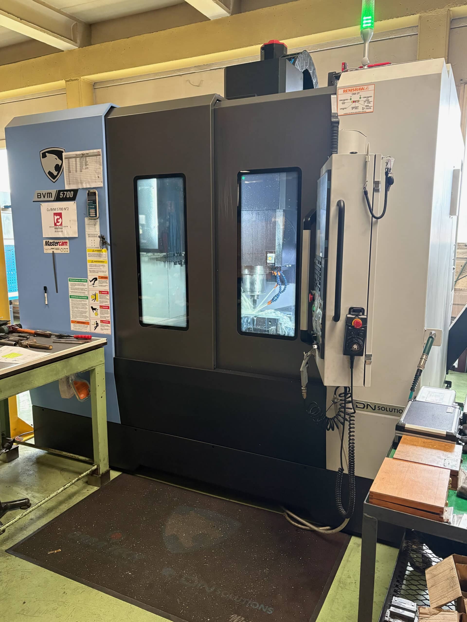 Machine CNC dans un atelier industriel.