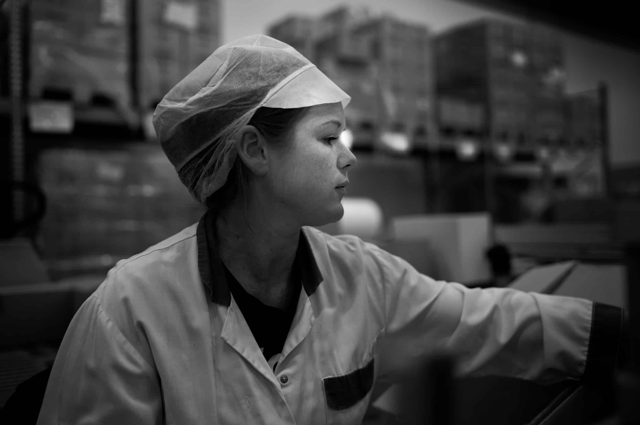Travailleuse en usine, concentrée sur son travail.