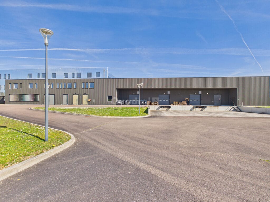 Local industriel, bureaux, entrepôt à louer ou à vendre – Troyes