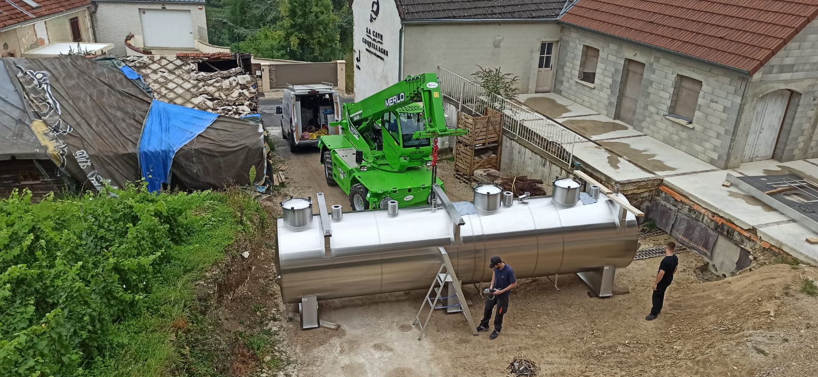 Installation d'un réservoir métallique avec grue.