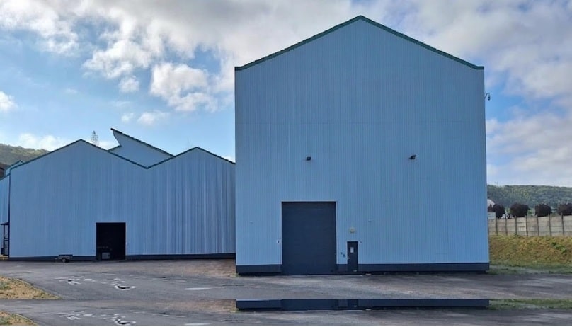 Bâtiment et terrain de 12 500 m² à vendre près de Chaumont